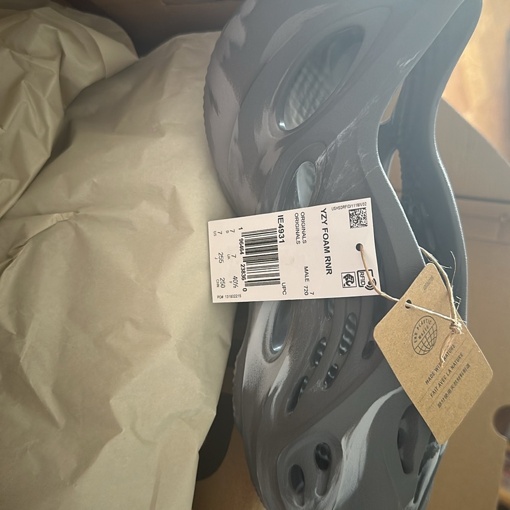Yeezy Foam RNR - Picture 2 of 4